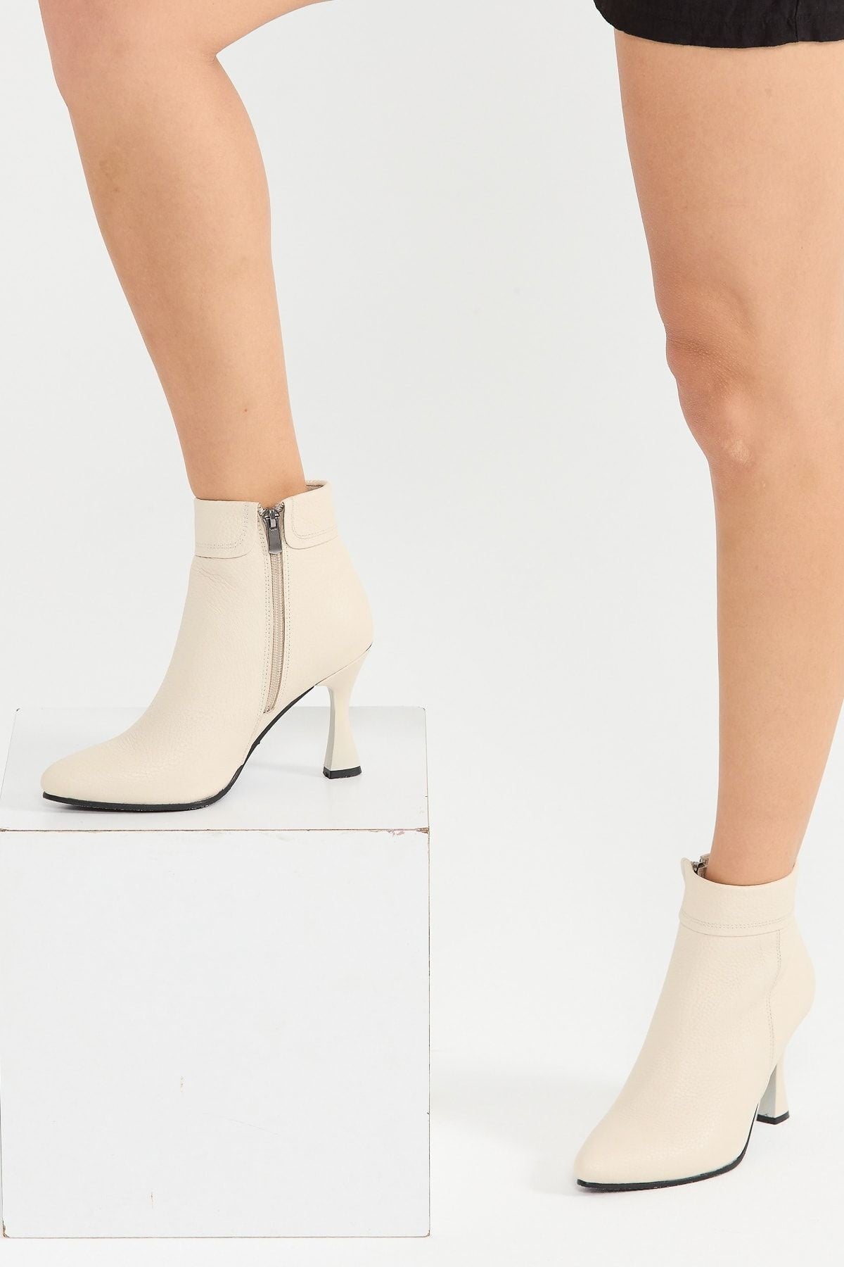 Kadın Hakiki Deri Topuklu Bot – El Yapımı, Şık Tasarım Bej Bot | OBEN AYAKKABI